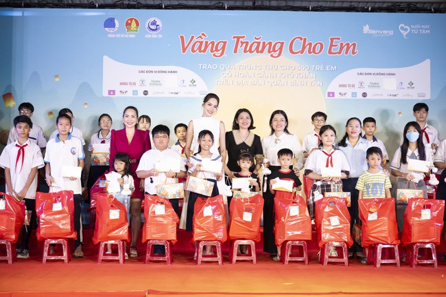 Sen Vàng trao tặng 500 phần quà Trung thu trị giá gần 700 triệu đồng - Ảnh 1.