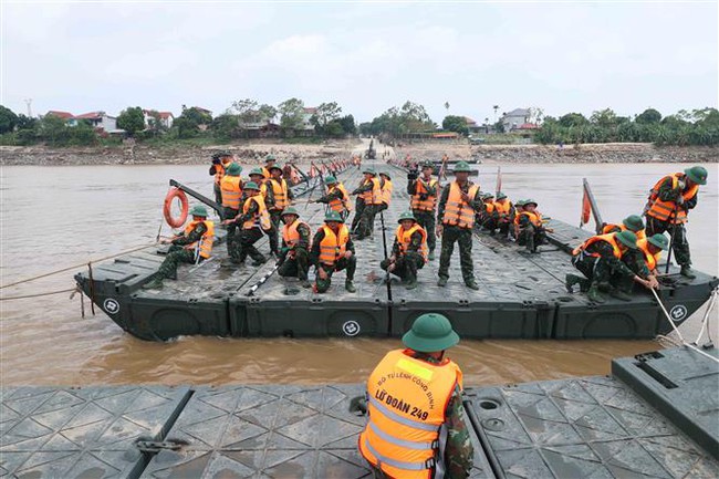 Vụ sập cầu Phong Châu: Lắp đặt cầu phao dã chiến phục vụ đi lại của người dân - Ảnh 1.