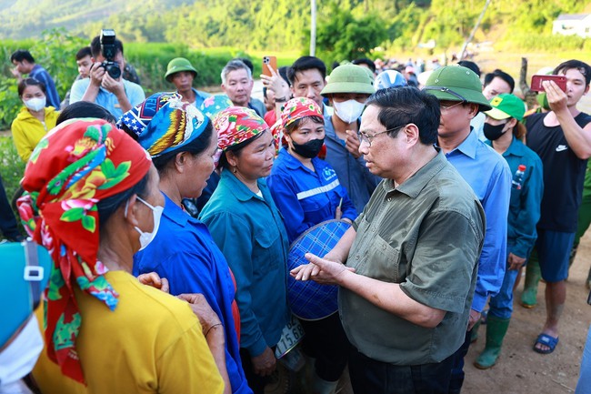 Thủ tướng Phạm Minh Chính thị sát tìm kiếm nạn nhân tại nơi sạt lở kinh hoàng - Làng Nủ, Lào Cai - Ảnh 3.